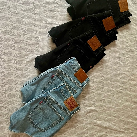 2 Black Ribcage Levi’s Shorts (26) + 1 Blue 501 Levi’s Shorts (25) - Picture 1 of 6